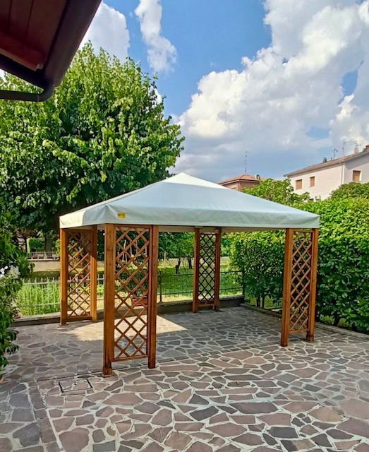 Teli per coperture di gazebo e tensostrutture, su misura e facilmente amovibili.